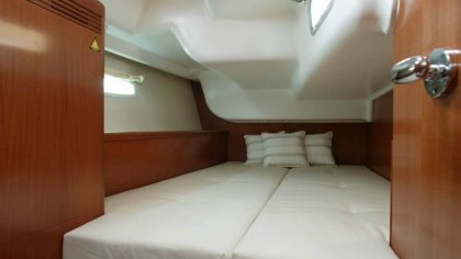 skyfallyachtcharter_Oceanis40_int1